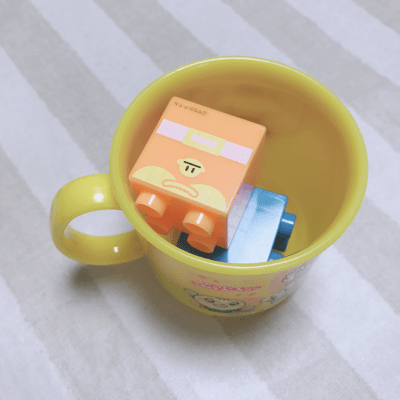 コップにおもちゃを入れて飲む練習