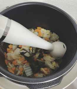 ブレンダーでカットしている野菜