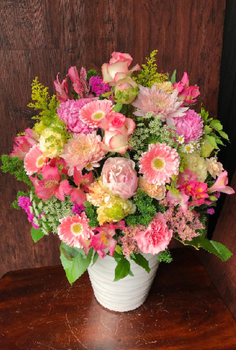 母の日におすすめの明るく華やかなピンクのお花が可愛いらしい豪華アレンジメントフラワー（PREMIER GARDEN）
