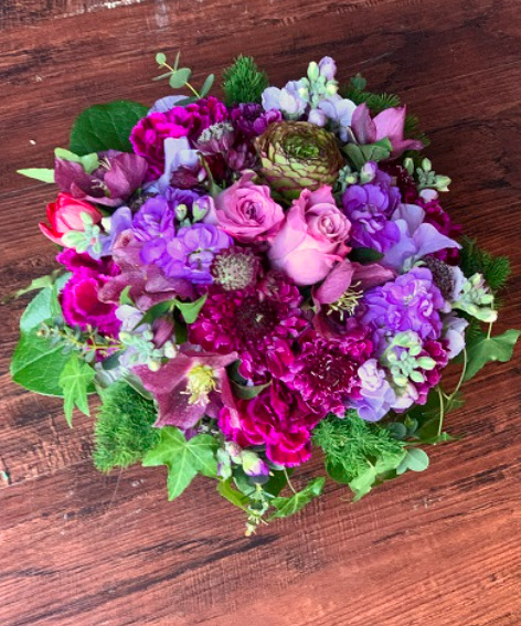 母の日の贈り物に最適な紫色のお花を使用し、存在感のある贅沢なフラワーアレンジメント（PREMIER GARDEN）