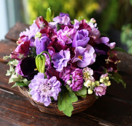 母の日の贈り物に紫のお花を贅沢に使用したフラワーアレンジメント（PREMIER GARDEN）